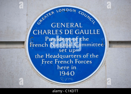 Targa blu segna il quartier generale del tempo di guerra libera delle forze francesi sotto il generale Charles de Gaulle, a Londra, Inghilterra Foto Stock