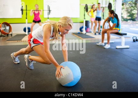 Un gruppo di adolescenti di esercizio in palestra, Lake Oswego, Oregon, Stati Uniti d'America Foto Stock