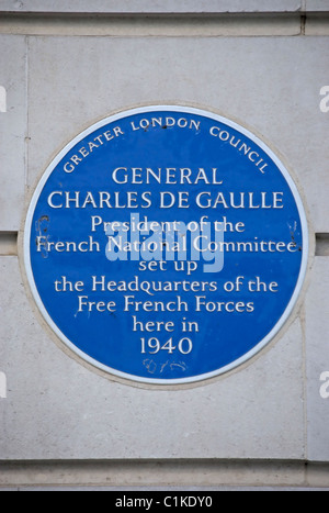 Targa blu segna il quartier generale del tempo di guerra libera delle forze francesi sotto il generale Charles de Gaulle, a Londra, Inghilterra Foto Stock