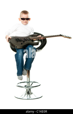 Carino piccolo ragazzo tenendo una chitarra isolato su bianco Foto Stock