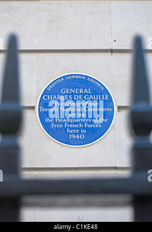 Targa blu segna il quartier generale del tempo di guerra libera delle forze francesi sotto il generale Charles de Gaulle, a Londra, Inghilterra Foto Stock