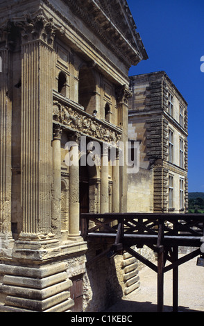 Fossato, porta principale, ingresso o porta rinascimentale o porta delle rovine Château a la Tour d'Aigues (1571), Luberon, Provenza, Francia Foto Stock