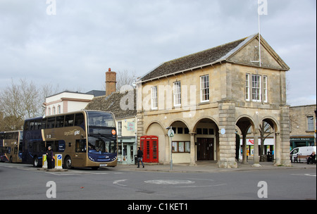 Stagecoach Gold double decker bus esterni il municipio storico di Witney centro città Oxfordshire England Regno Unito Foto Stock