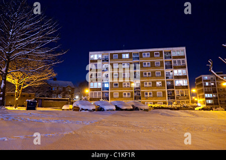 La caduta di neve intorno a un grattacielo piatta in dudley west mdilands Foto Stock