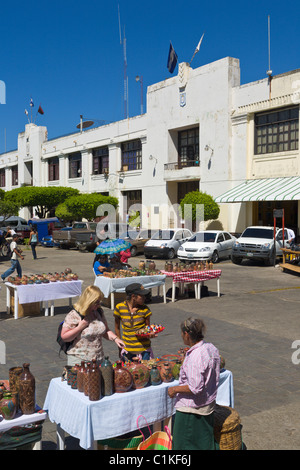 Bancarelle di souvenir in Ruben Dario Park, Leon, Nicaragua Foto Stock