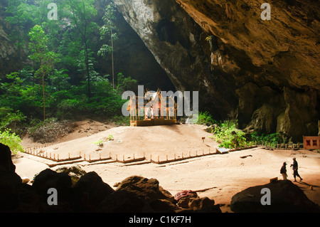 La surreale Phraya Nakhon Grotta e il trono pavilion di Khao Sam Roi Yot National Park in Thailandia Foto Stock