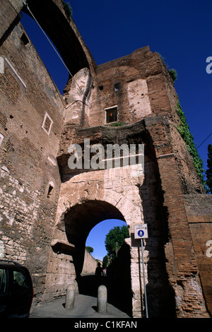 Italia, Roma, Celio, antiche fortificazioni romane delle Mura Serviane, arco della porta Dolabella e rovine dell'acquedotto Nerone Foto Stock