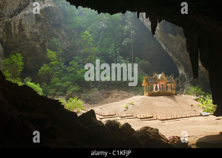 La surreale Phraya Nakhon Grotta e il trono pavilion di Khao Sam Roi Yot National Park in Thailandia Foto Stock