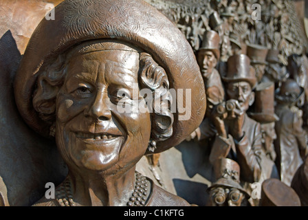 Dettaglio di Paolo giornata di alto rilievo scultura in bronzo raffiguranti scene della vita della regina Elisabetta Regina madre Foto Stock