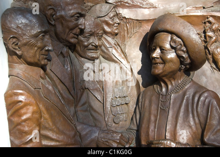 Dettaglio di Paolo giornata di alto rilievo scultura in bronzo raffiguranti scene della vita della regina Elisabetta Regina madre Foto Stock