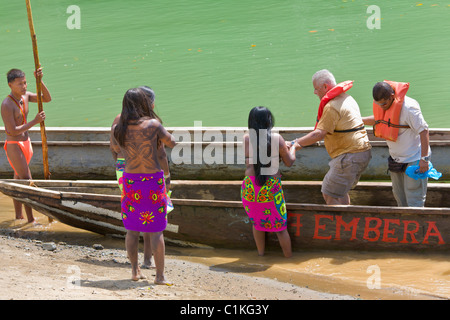 I turisti che giungono presso il Villaggio Embera in scavato canoe, Panama Foto Stock