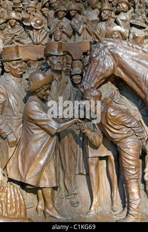 Dettaglio di Paolo giornata di alto rilievo scultura in bronzo raffiguranti scene della vita della regina Elisabetta Regina madre Foto Stock