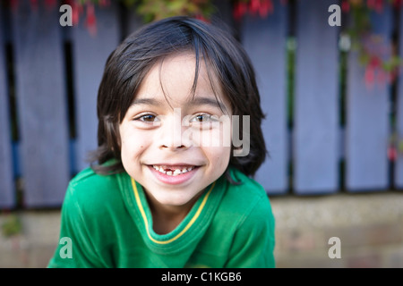 Ritratto di ragazzo con dente mancante Foto Stock