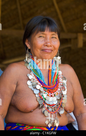 La donna dei nativi Indiani della tribù Embera, Embera Village, Panama Foto Stock