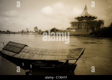 Old-time sampan e membro assemblea legislativa, fiume Sarawak Kuching Foto Stock