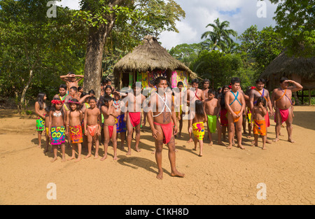 Gli abitanti di un villaggio di nativi Embera indiano tribù, Embera Village, Panama Foto Stock