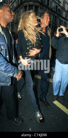 Sienna Miller e Mario Testino arrivare presso il Cafe du Paris Londra Inghilterra - 18.06.09 WENN.com Foto Stock