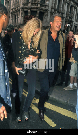 Sienna Miller e Mario Testino arrivare presso il Cafe du Paris Londra Inghilterra - 18.06.09 WENN.com Foto Stock