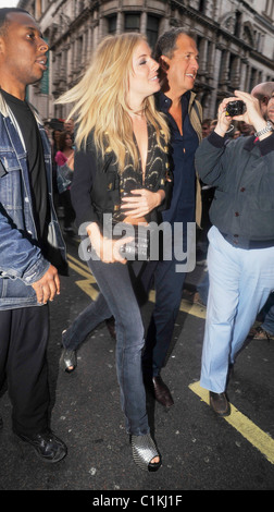 Sienna Miller e Mario Testino arrivare presso il Cafe du Paris Londra Inghilterra - 18.06.09 WENN.com Foto Stock