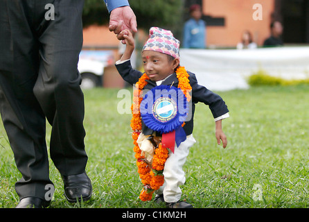 Una piccola meraviglia è questo il più piccolo al mondo l'uomo? Piccolo Khagendra Thapa Magar, 17, sorge appena 1.6ft (51cm) e pesa Foto Stock