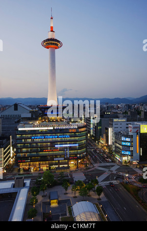 Kyoto Tower, Kyoto, prefettura di Kyoto, la regione di Kansai, Honshu, Giappone Foto Stock