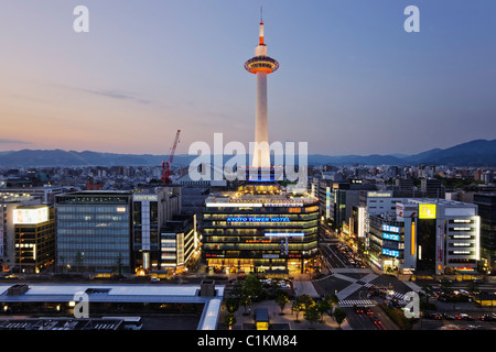 Kyoto Tower, Kyoto, prefettura di Kyoto, la regione di Kansai, Honshu, Giappone Foto Stock