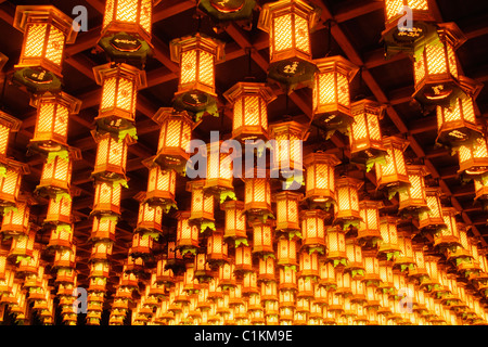 Lanterne, Hakkaku Manpuku Hall, Daisho-nel tempio, Hatsukaichi, Prefettura di Hiroshima, Regione Chugoku, Honshu, Giappone Foto Stock