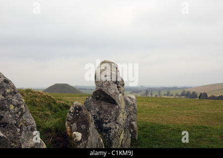 West Kennet Long Barrow, con Silbury Hill in distanza, Wiltshire Foto Stock