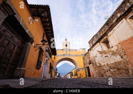 Volcan de Agua incorniciato da El Arco, Antigua, Sacatepequez Reparto, Guatemala Foto Stock