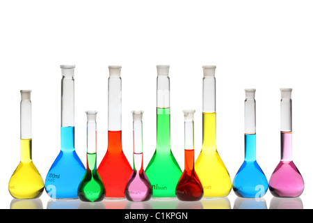 Vetreria di laboratorio con liquidi di colori diversi isolati su sfondo bianco Foto Stock