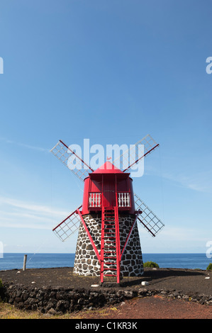 Il mulino a vento di rosso nella parrocchia di S. Joao, isola Pico Azzorre Foto Stock