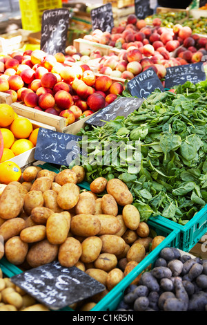 La frutta e la verdura al mercato, Carcassonne, Aude, Languedoc-Roussillon, Francia Foto Stock