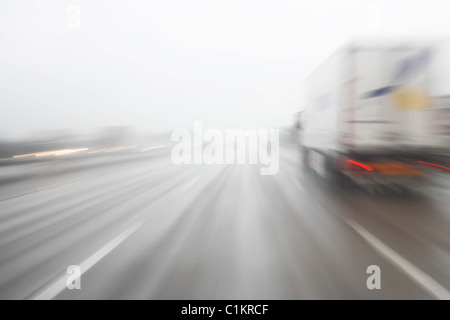 Vista offuscata del traffico su autostrada, Hannover, Bassa Sassonia, Germania Foto Stock