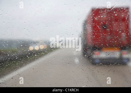 Vista offuscata del traffico su autostrada, Hannover, Bassa Sassonia, Germania Foto Stock