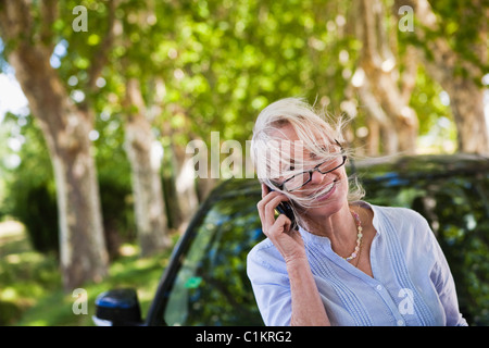 Donna che parla su iPhone, Francia Foto Stock
