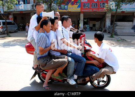 Tutti a bordo! La famiglia che le moto insieme... non ha bisogno di auto! Alcuni genitori farà tutto il possibile per risparmiare un po' di spiccioli - come questo Foto Stock