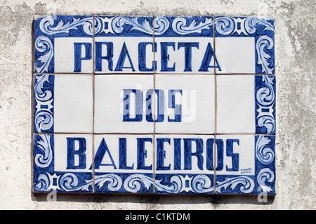 Il nome della strada segno realizzato con i tradizionali azulejo portoghese, Pico Azzorre Foto Stock