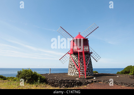 Il mulino a vento di rosso nella parrocchia di S. Joao, isola Pico Azzorre Foto Stock