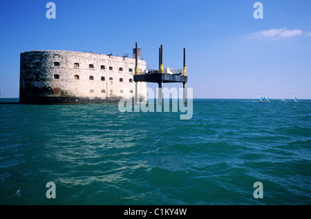 Francia, Charente Maritime, Fort Boyard tra Fouras e l'isola di Oleron nell'oceano atlantico Foto Stock