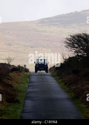 Landrover lungo una strada di campagna, Roughtor Road, Cornwall, Regno Unito Foto Stock