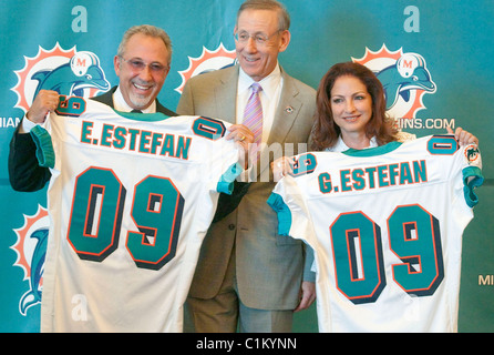 Emilio Estefan, Stephen M. Ross e Gloria Estefan proprietario e managing partner generale della squadra NFL Miami Dolphins Foto Stock