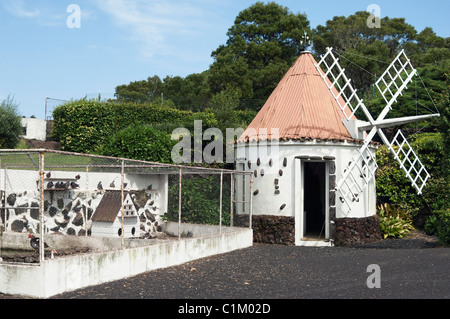 Modello di mulino a vento e una colombaia nel parco Matos Souto, Pico Azzorre Foto Stock