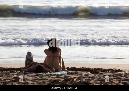 Un giovane Costa Rican giovane sulla spiaggia, Playa Carillo, Costa Rica Foto Stock