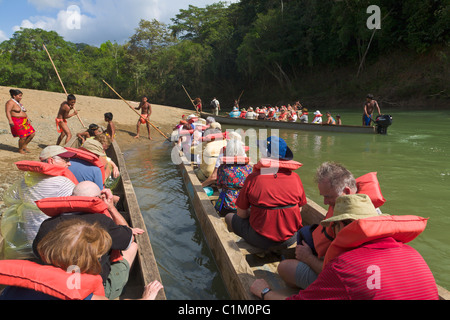 I turisti che giungono presso il Villaggio Embera in scavato canoe, Panama Foto Stock