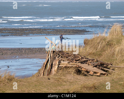 Spiaggia rifugio costruito in legno di deriva, Condino, Devon, Regno Unito Foto Stock