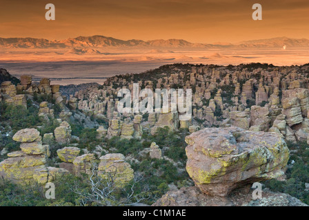 Vista da Massai punto in Chiricahua National Monument con zolfo valle primavera Montagne di Dragoon in distanza, Arizona, Stati Uniti d'America Foto Stock