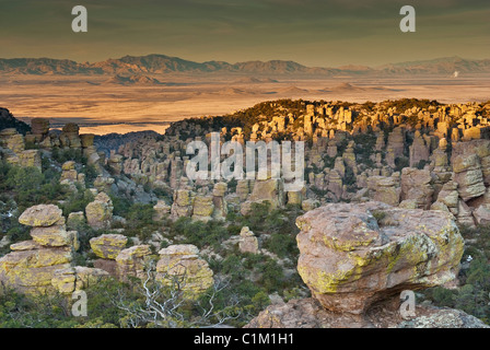 Vista da Massai punto in Chiricahua National Monument con zolfo valle primavera Montagne di Dragoon in distanza, Arizona, Stati Uniti d'America Foto Stock