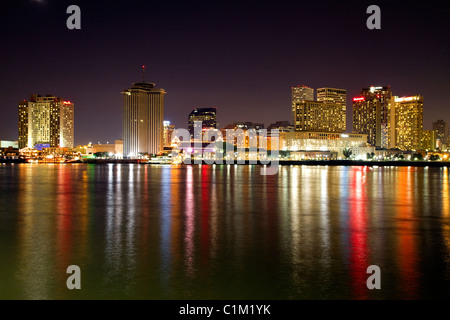 Notte skyline della città di New Orleans lungo il fiume Mississippi, Louisiana, Stati Uniti d'America. Foto Stock