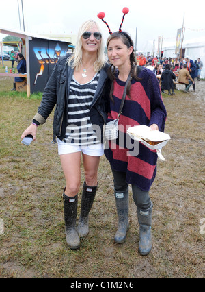 Jo Whiley e KT Tunstall backstage durante il 2009 Glastonbury Festival - Giorno 1 azienda agricola degna, Pilton Somerset, Inghilterra - Foto Stock