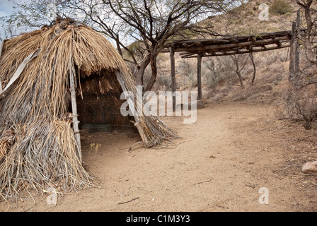 E Wickiup ramada in Apache Chiricahua Camp ricostruzione vicino a Fort Bowie, Arizona, Stati Uniti d'America Foto Stock